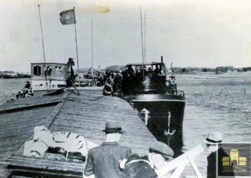Evacuatie-bevolking-Rhenen-mei-1940-vervoerd-per-boot-naar-Krimpen-aan-de-Ijsel-kopie